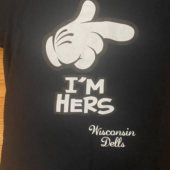 Gildan “ IM HERS” Wisconsin Dells Tshirt, Size SMALL - Picture 2 of 6